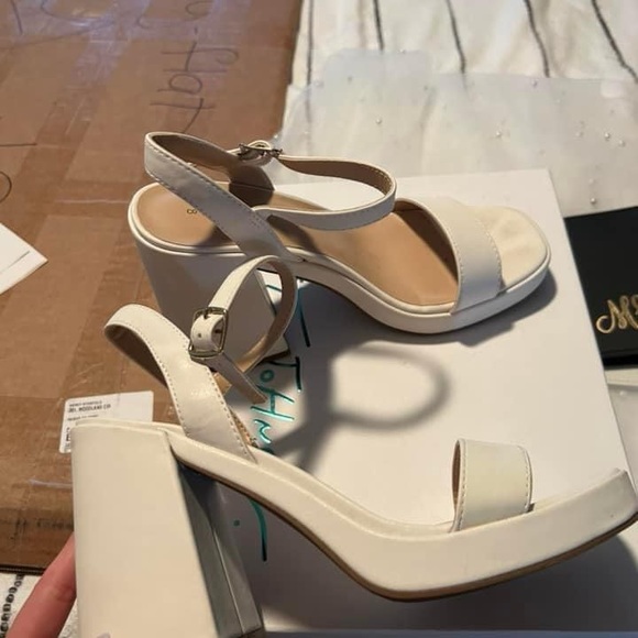 Dream Pairs White Heel - Picture 2 of 2